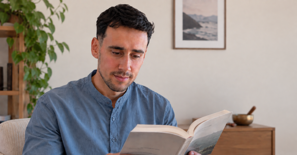 Renato Vale Ferreira, facilitador de mindfulness, a estudar sobre mindfulness